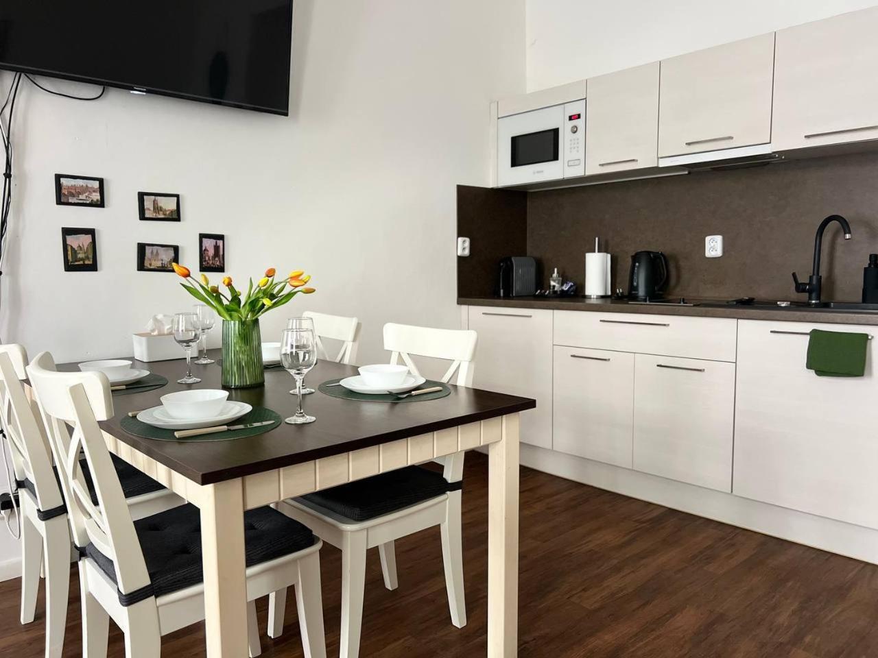 Lovely Havanska - With Free Parking Apartment *